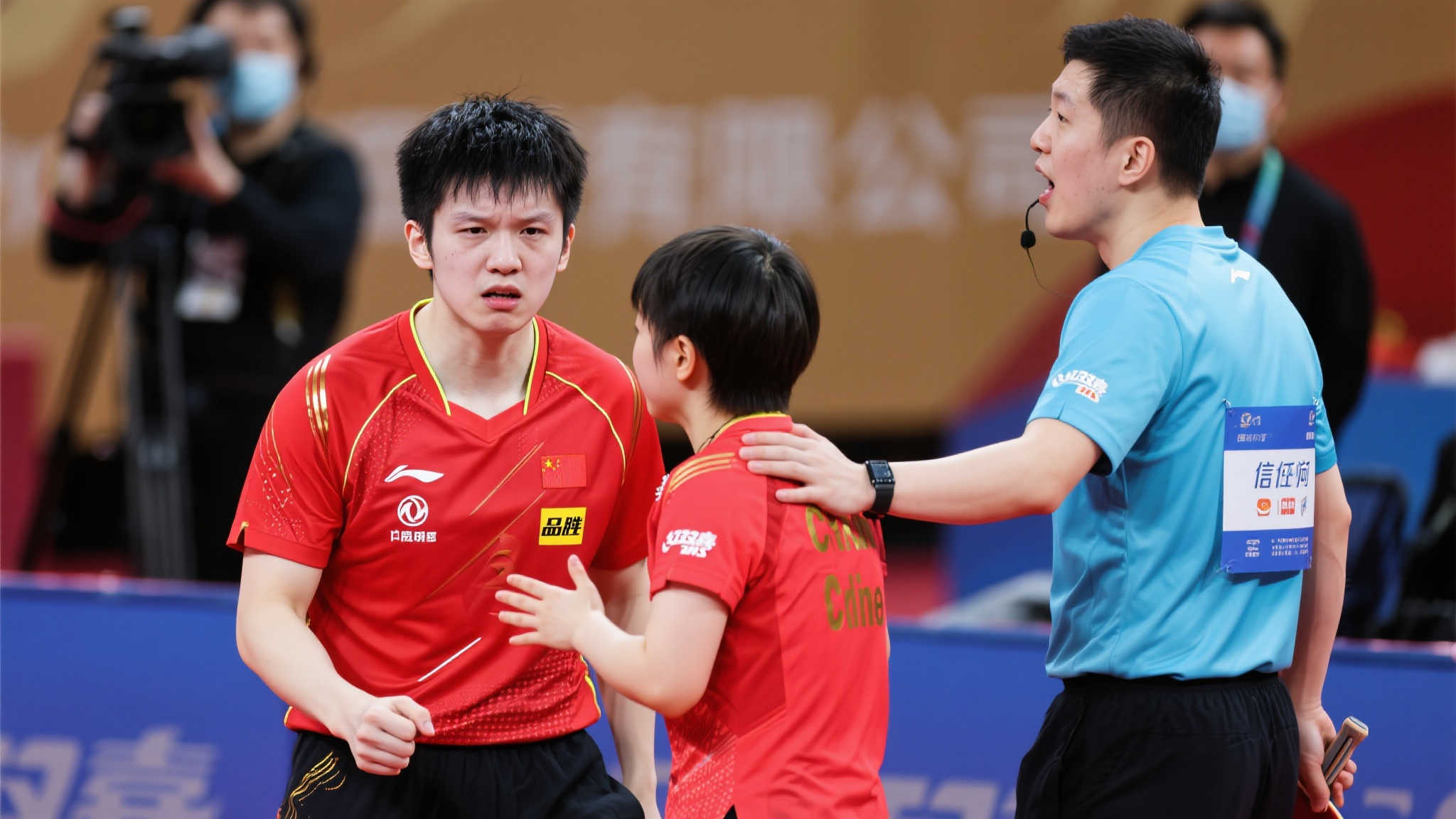 紧张气氛!王楚钦赛后拒交球拍,与裁判对峙,孙颖莎眼神充满担忧 紧张气氛!王楚钦赛后拒交球拍,与裁判对峙,孙颖莎眼神充满担忧